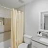 Отель Stylish 2BR Near UT Highland Evonify, фото 10