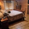 Отель Bear Mountain Retreat 3 Bedroom Cabin, фото 2
