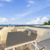 Отель Sunshine Beach, Self Contained Unit, Beach Views - Unit 2 Elouera, 44 Elanda Street, фото 1