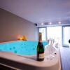 Отель State of the Art Home Suite with 180° Panoramic Lake View, Pool, Sauna & Jacuzzi, фото 3