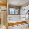 Отель Perfect For Your Family Vacay With Yard, Hot Tub & Pet Friendly! 5 Bedroom Home by RedAwning, фото 17