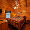 Отель Ern812 - Eagles Perch 2 Bedroom Cabin by RedAwning, фото 3