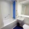 Отель Travelodge Cardiff Central, фото 4