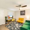 Отель Stylish 1BR Near UT Highland Evonify, фото 6