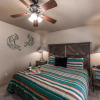 Отель Cowboy Cabin, 2 Bedrooms, Sleeps 6, Hot Tub, Grill, Wood Stove, фото 5