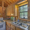 Отель Timber Brooke Cabin: Hot Tub & Central Location!, фото 4