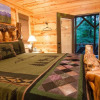 Отель Denali Private Cabin Includes Xbox, Hot Tub, and Stone Pizza Oven by Redawning, фото 6