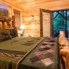 Отель Denali Private Cabin Includes Xbox, Hot Tub, and Stone Pizza Oven by Redawning, фото 3