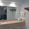 Отель Travelers Inn & Suites, фото 8