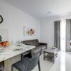 Отель Chic 2BR Penthouse Steps From the Promenade, фото 1