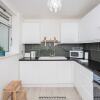 Отель 2 Bedroom Flat In Stepney Green, фото 3