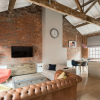 Отель The Warehouse Loft - Trendy Converted Warehouse 3BDR, фото 16