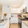 Отель Stylish 1BR Near UT Highland Evonify, фото 7