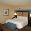 Отель Hampton Inn & Suites Charlotte Airport, фото 17