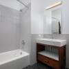 Отель Global Luxury Suites near Union Station, фото 10