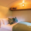 Отель Red Kite Retreat - Allium - Shepherds Hut 2, фото 3