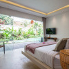 Отель Walk to the Beach Magnificent 4BR Villa, фото 8