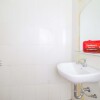 Отель RedDoorz near Kebun Raya Bogor, фото 9