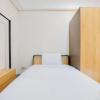 Отель Homey And Modern Studio Apartment B Residence, фото 3