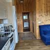 Отель Bright and Peaceful Cabin with Views & Hot Tub, фото 6