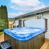 Отель Lynnwood Home: Private Hot Tub, Fire Table & Grill, фото 14