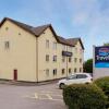 Отель Travelodge Leeds Morley Hotel в Лидсе