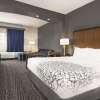 Отель La Quinta Inn & Suites by Wyndham Mercedes Outlet Mall, фото 3