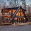 Отель Whispering Waters 1 Bedroom Cabin by Redawning, фото 1