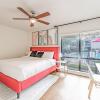 Отель Chic 2BR Near Triangle With King Beds Fast Wifi, фото 3
