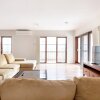 Отель 5br Luxury House 20 Min To Cbd Spacious Living, фото 1