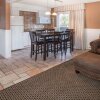 Отель Travelodge by Wyndham Traverse City MI, фото 14