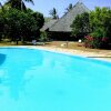 Отель Travellers Paradise Diani - Hostel на пляже Diani Beach