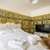 Отель Deluxe 2 Bed Versace Hottub Skytv, фото 4