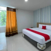 Отель RedDoorz Plus @ Cemara Asri Medan, фото 30