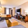 Отель Comfort Suites Downtown Windsor, фото 7