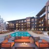 Отель New Listing! Designer Ski-in/ski-out W/ Pool & Gym 3 Bedroom Condo, фото 17