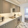 Отель Host Stay Apartment 1 Queens Court, фото 6