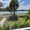 Отель Charming 1935 Florida Cottage overlooking Lake Tulane в Эйвон-Парке