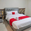 Отель RedDoorz Syariah near GOR Satria Area, фото 6
