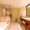 Отель K B M Resorts- Hkk-113 Gorgeous 2Bd With Expansive Private Garden Patio and Balcony!, фото 9