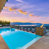 Отель Newly Modern House w/ urban landscape of Kelowna!！, фото 24