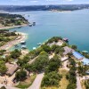 Отель Lakefront On Lake Travis 4 Bedroom Residence by RedAwning, фото 18