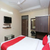 Отель OYO 10588 Hotel Golden Square, фото 13