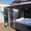 Отель Charming 4-bed Cottage in Hayling Island - Hot Tub, фото 7