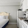 Отель SeaMist Driftwood Vacation Studio with Balcony, фото 24
