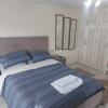 Отель Lovely & Beautiful 2 Bed-apartment in Borehamwood, фото 2