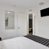 Отель Luxe 2br/1bath, Palm Beach, W/ Free Parking, Outdoor Living Area & Trampoline!, фото 3
