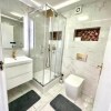 Отель 3 Bedroom Riverview Flat Canary Wharf Free Parking, фото 6