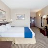 Отель Holiday Inn Express Hotel & Suites Marina - State Beach Area, an IHG Hotel, фото 4