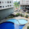 Отель Comfort 2BR with Pool View Green Pramuka City Apartment, фото 13